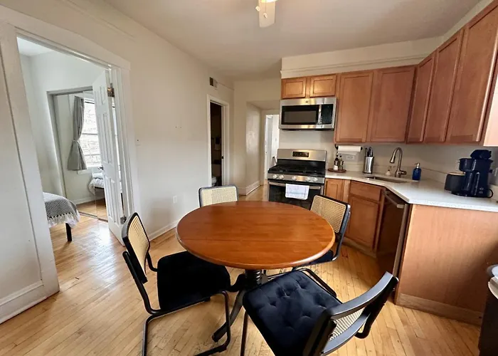 Sunlit In Lively Wicker-bucktown Apartment Chicago