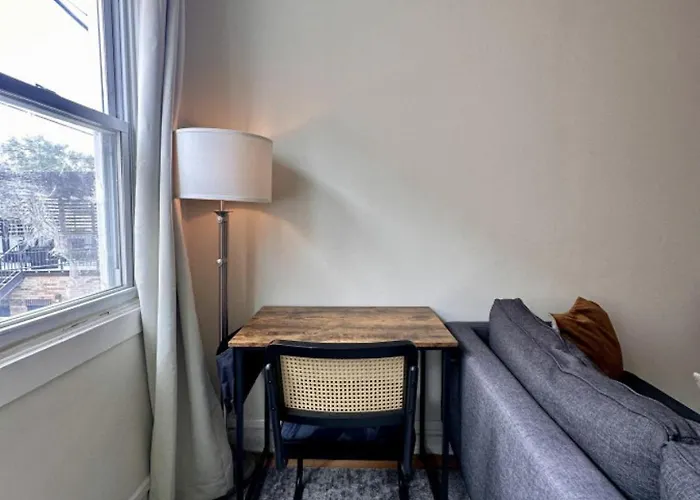 Sunlit In Lively Wicker-bucktown Apartment