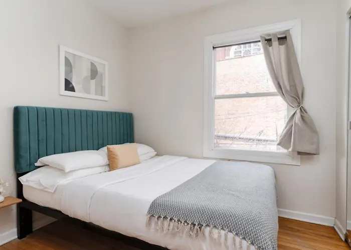 Sunlit In Lively Wicker-bucktown Apartment *